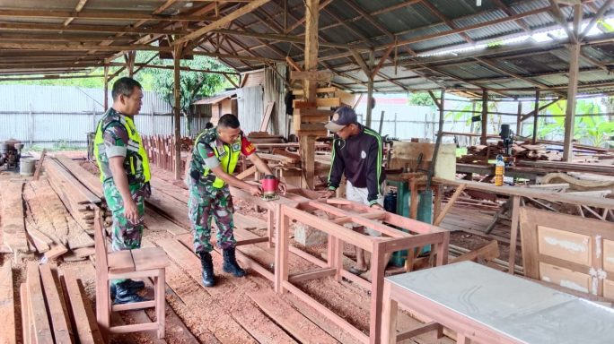 Babinsa Posramil Deleng Pokhisen Sambangi Masyarakat Pengrajin Perabot Kursi Untuk Sekolah