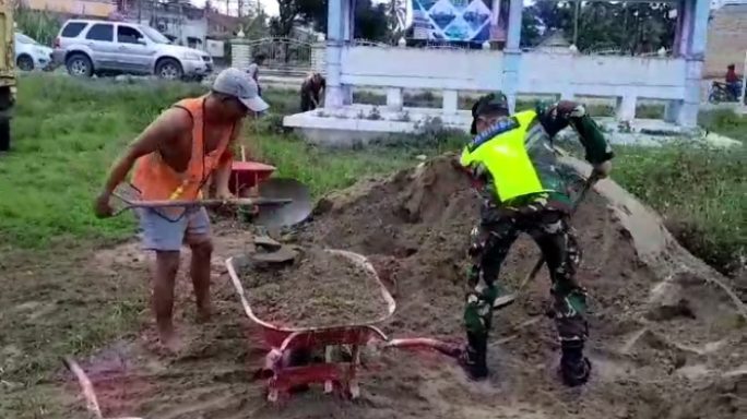 Babinsa Binaan Pandan Sari Gotong Royong Ratakan Tanah Timbunan
