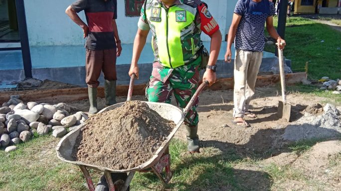 Babinsa Bersama Warga Gotong Royong Cor Tangga Mushola Mustaqim