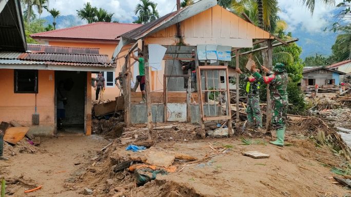 Pasca Banjir, Babinsa Koramil 0108-01 /Lawe Sigala gala Bersama Warga Gotong Royong Pembersihan Jalan