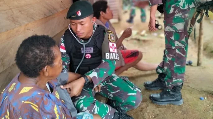 Terapkan Pola Hidup Sehat Satgas Pamtas Statis RI-PNG Yonif 111/KB Melaksanakan Gotong Royong Dan Pengecekan Kesehatan Warga