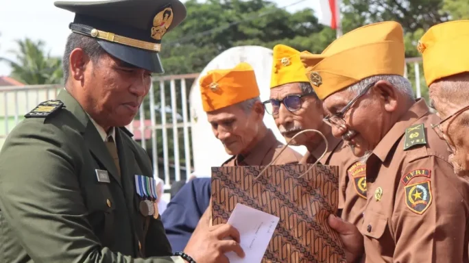 Pasiter Kodim 0107/Aceh Selatan Mengikuti Upacara Ziarah Dalam Rangka Hari Pahlawan 10 November 2023