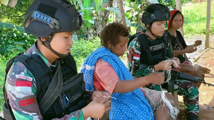Mengenal Budaya Lokal Anggota Satgas Pamtas Statis RI-PNG Yonif 111/KB Bersama Mama-Mama Belajar Merajut Noken