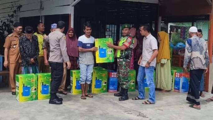 Babinsa Dampingi Petani Terima Alat Pertanian