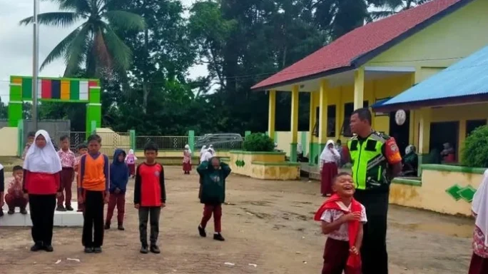 Menanamkan Nilai-nilai Patriotisme Dan Cinta Tanah Air Sejak Usia Dini, Babinsa Libatkan Siswa Dalam Diskusi Dan Kegiatan Interaktif