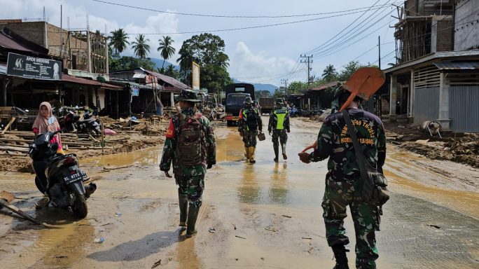 Personil Kodim 0107/Aceh Selatan Diterjunkan Bantu Masyarakat Terkena Musibah Banjir Bandang