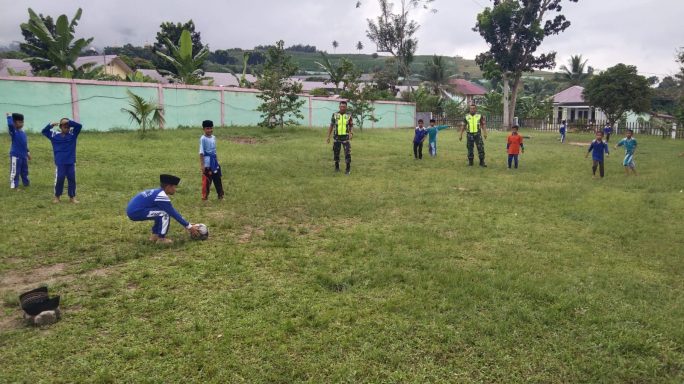 Jaga Kekompakan Babinsa laksanakan Olah Raga Bersama Pemuda Desa Binaan