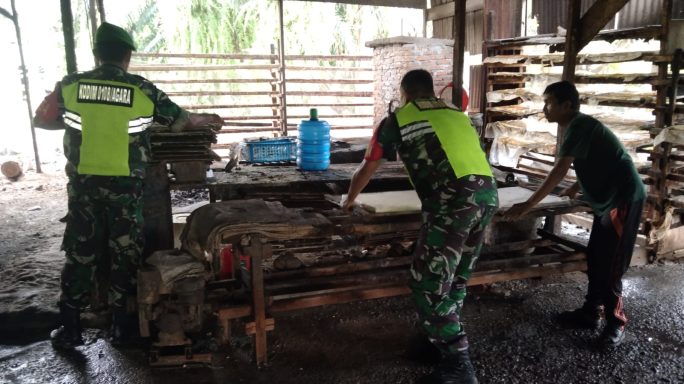 Motifasi Warga Binaan Babinsa Sambangi Warga Pembuat Tahu