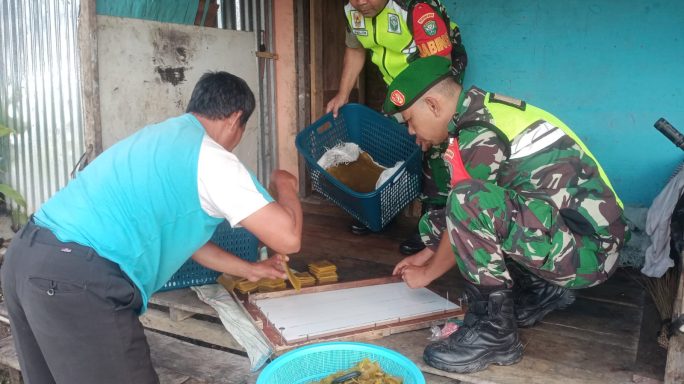 Motifasi UMKM Warga Desa Binaan Babinsa Sambangi Pembuat Kerupuk Ubi