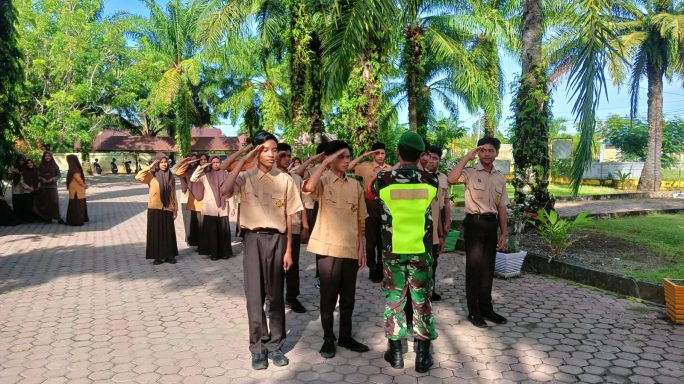 Pelajaran Ekstrakurikuler Di SMAN 1 Meureubo Diisi Materi PBB Oleh Babinsa Koramil 04/Meureubo