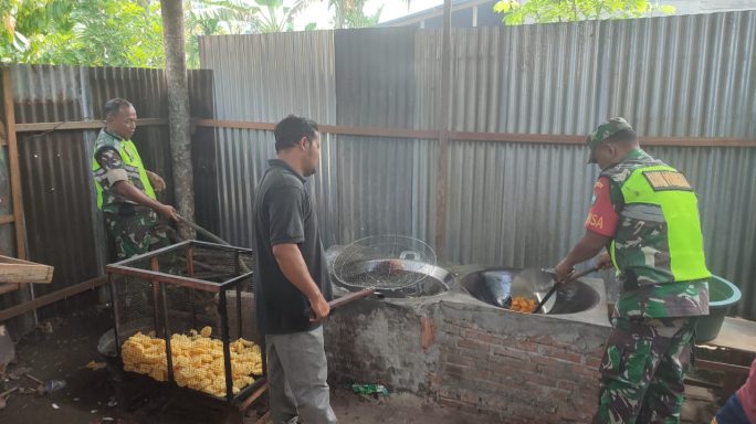 Laksanakan Komsos Kreatif Babinsa Bantu Warga Goreng Kerupuk