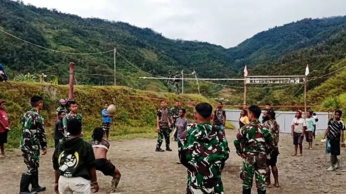 Kedekatan Satgas Yonif 115/ML dengan Masyarakat Kampung Yambi Semakin Erat Melalui Kegiatan Olahraga dan Makan Bersama