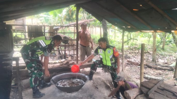 Beri Motifasi Babinsa Sambangi Warga Pembuat Gula Aren