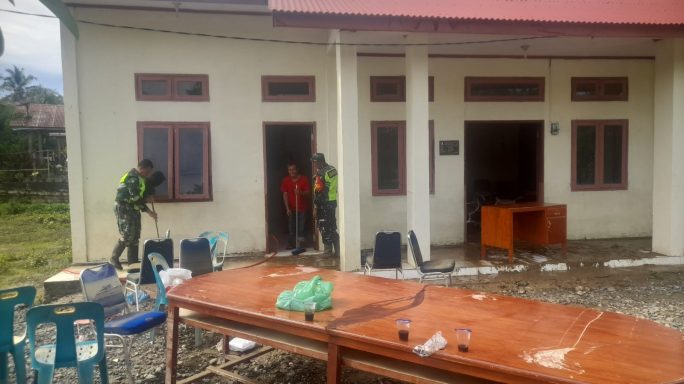 Babinsa Koramil 02/Seunagan Bantu Warga Bersihkan Rumah dan angkat Barang seusai Terkena Banjir