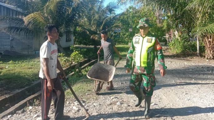 Tak Kenal Lelah Babinsa Bantu Warga Laksanakan Gotong Royong Rayatakan Pasr di Desa Binaan