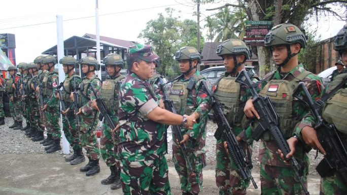 WASLAT IRJEN TNI TINJAU LATIHAN PRATUGAS YONIF 116/GS.