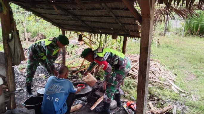 Dukung Dan Motifasi Babinsa Sambangi Warga Pembuat Gula Aren