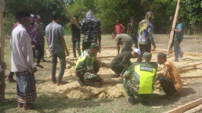Babinsa Batee Laksanakan Gotong Royong Bangun Rumah Warga di Desa Pulo Bungong