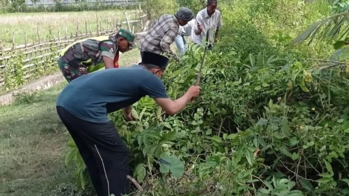 Jumat Bersih: Babinsa Mutiara Timur dan Masyarakat Gotong Royong Bersihkan Parit dan Semak Belukar