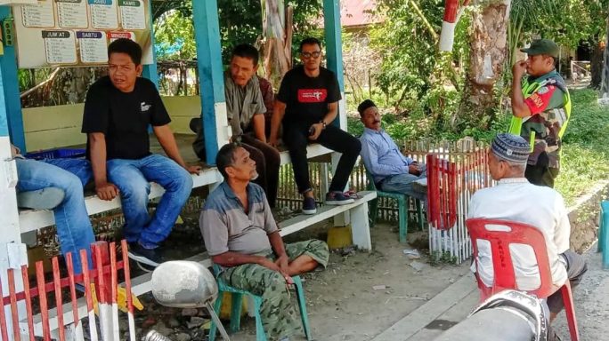 Tingkatkan Keamanan, Babinsa Meurah Dua Laksanakan Komsos