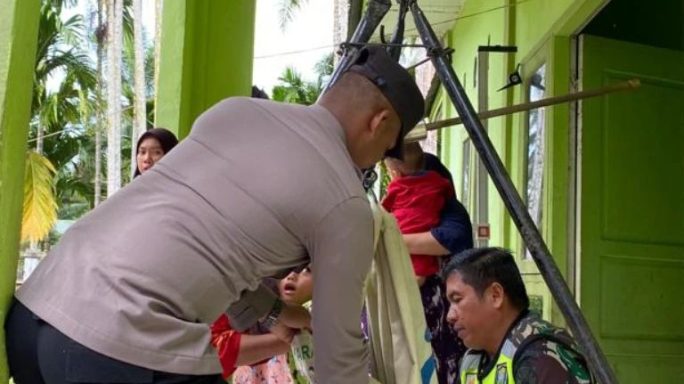 Wujudkan Balita Yg Sehat, Babinsa Dampingi Petugas Puskesmas Dan Bidan Desa Berikan Pelayanan Posyandu