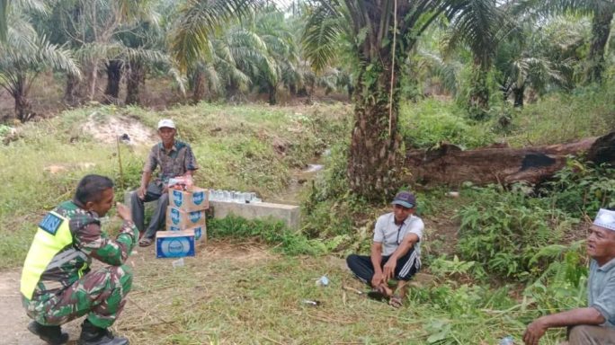 Babinsa Buluh Dori Komsos Dengan Petani Sawit