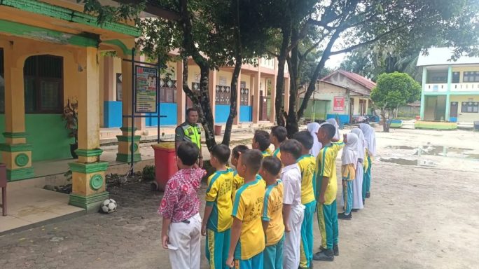 Murid SD Simpang Kanan Dibimbing oleh Babinsa dalam Latihan Baris Berbaris