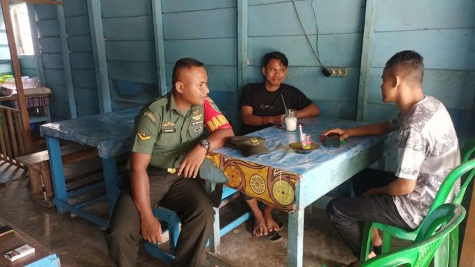 Mempererat Hubungan dengan Masyarakat, Babinsa Selalu Aktif Melaksanakan Kegiatan Komsos