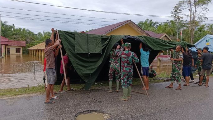 Personel Kodim 0109/Aceh Singkil dan Warga Saling Bahu-membahu Hadapi Banjir dengan Dapur Umum