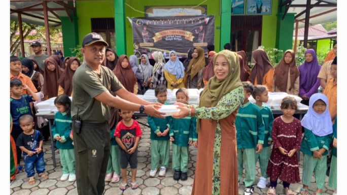 JUMAT BERKAH, PRAJURIT YONIF 117/KY BERBAGI MAKANAN DAN MEMBERIKAN PELAYANAN KESEHATAN