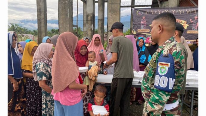 JUMAT BERKAH, PRAJURIT YONIF 117/KY BERBAGI MAKANAN DAN MEMBERIKAN PELAYANAN KESEHATAN
