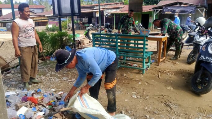 Babinsa Koramil 0108-02/Bambel Bersama Perangkat Gotong Royong Bersihkan Kantor Kepala Desa