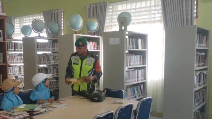Peduli Akan Hal Mencerdaskan Anak Bangsa, Babinsa Ajak Siswa Sekolah Untuk Gemar Membaca.