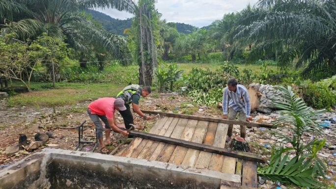 Babinsa Koramil 13/Kluet Timur Kodim 0107/Aceh Selatan Serda Zainal Amri menggalakkan gerakan menjaga kebersihan lingkungan di wilayah desa binaannya