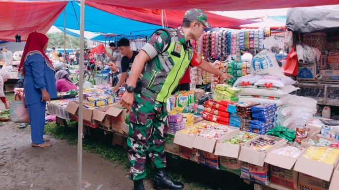 Babinsa Koramil 07/Kjm Cek Harga Sembako, Di Pasar Mingguan Sungai Liput