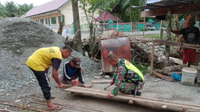 Kopda Suwito Tulus Ikhlas Membantu Proses Pembangunan Rumah Warga Di Desa Lhok Guci