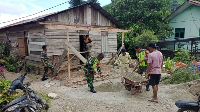 Ringankan Beban Warga Desa Binaan, Posramil Leuser Bantu Warga Bangun Rumah