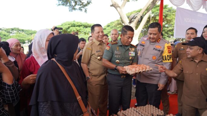 Pangdam IM, PJ Gubernur Aceh dan Kapolda Aceh membuka kegiatan Bakti Sosial Kesehatan dan Pangan Murah Akhir Tahun 2023.