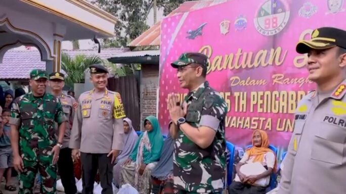 Alumni AKABRI 1998 bagikan Bansos di Siron Blang.