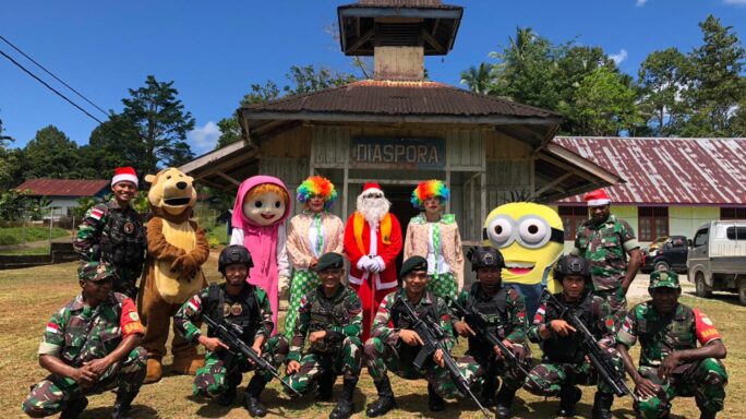 Satgas Pamtas Statis RI-PNG Yonif 111/KB Membagikan Bingkisan Untuk Anak-Anak 
