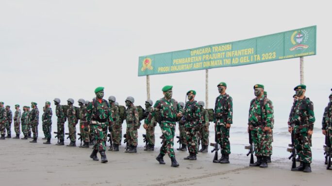 Upacara tradisi Pembaretan Program Studi Kejuruan Tamtama Infanteri (Dikjurta If) Abit Dikmata TNI AD Gelombang I TA 2023