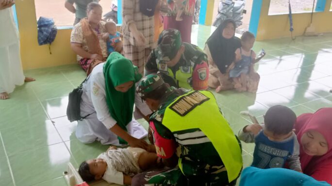 Dukung Program Balita Sehat Babinsa Koramil 06/Babulrahmah Dampingi Kegiatan Posyandu