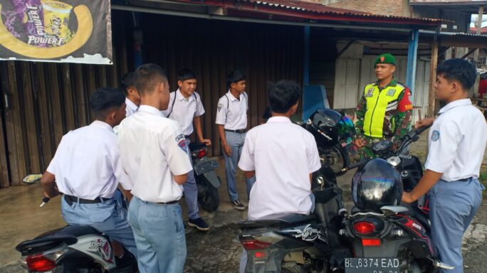 Babinsa Koramil 07/JP Memberikan Siraman Nasehat Kepada Pelajar Yang Berkeliaran Di Jam Masuk Sekolah