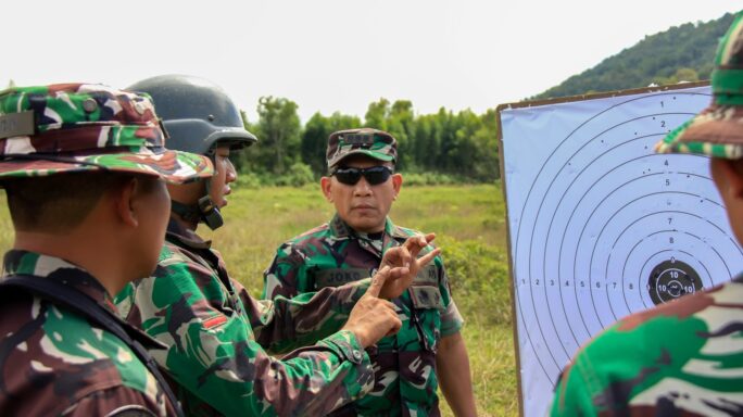 Danrindam IM Tinjau Kegiatan Latihan Menembak Senapan Siswa Dikjurta If Gel I TNI AD TA 2023
