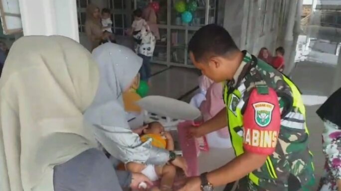 Peran Aktif Babinsa Dampingi Posyandu Desa Binaan