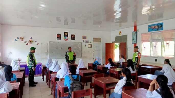 Babinsa Berikan Sosialisasi Pembinaan Ideologi Pancasila Dan Wasbang Kepada Siswa