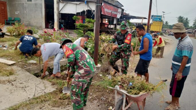 Jumat Bersih Babinsa Bersama Warga Masyarakat Laksanakan Kerja Bhakti