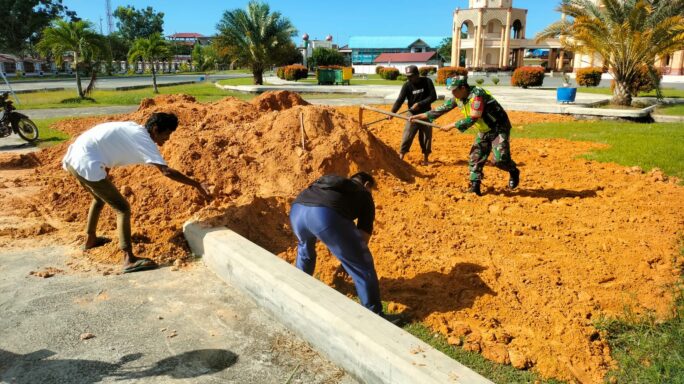 Babinsa Koramil 07/JP Bantu Warga  Membuat Taman Masjid Agung