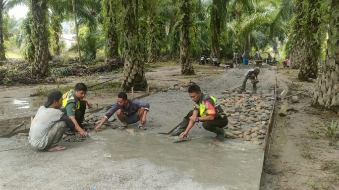 Babinsa Bersama Warga Masyarakat Gotong Royong Cor Jalan Rambat Beton.