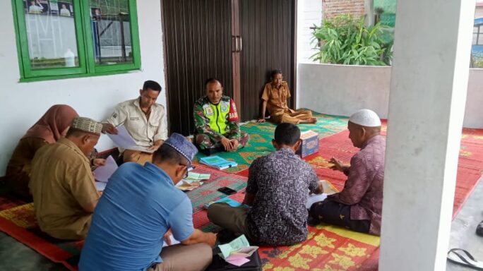 Tingkatkan Sinergitas, Babinsa Komsos Bersama Perangkat Penghulu Di Kantor Desa